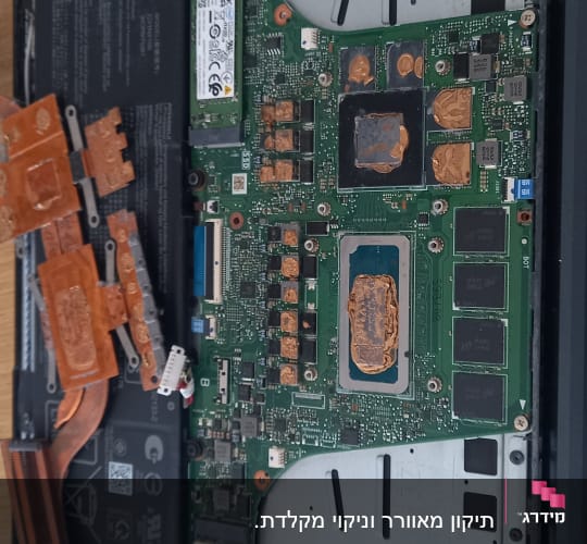 פנים של מחשב נייד עם רכיבים אלקטרוניים גלויים